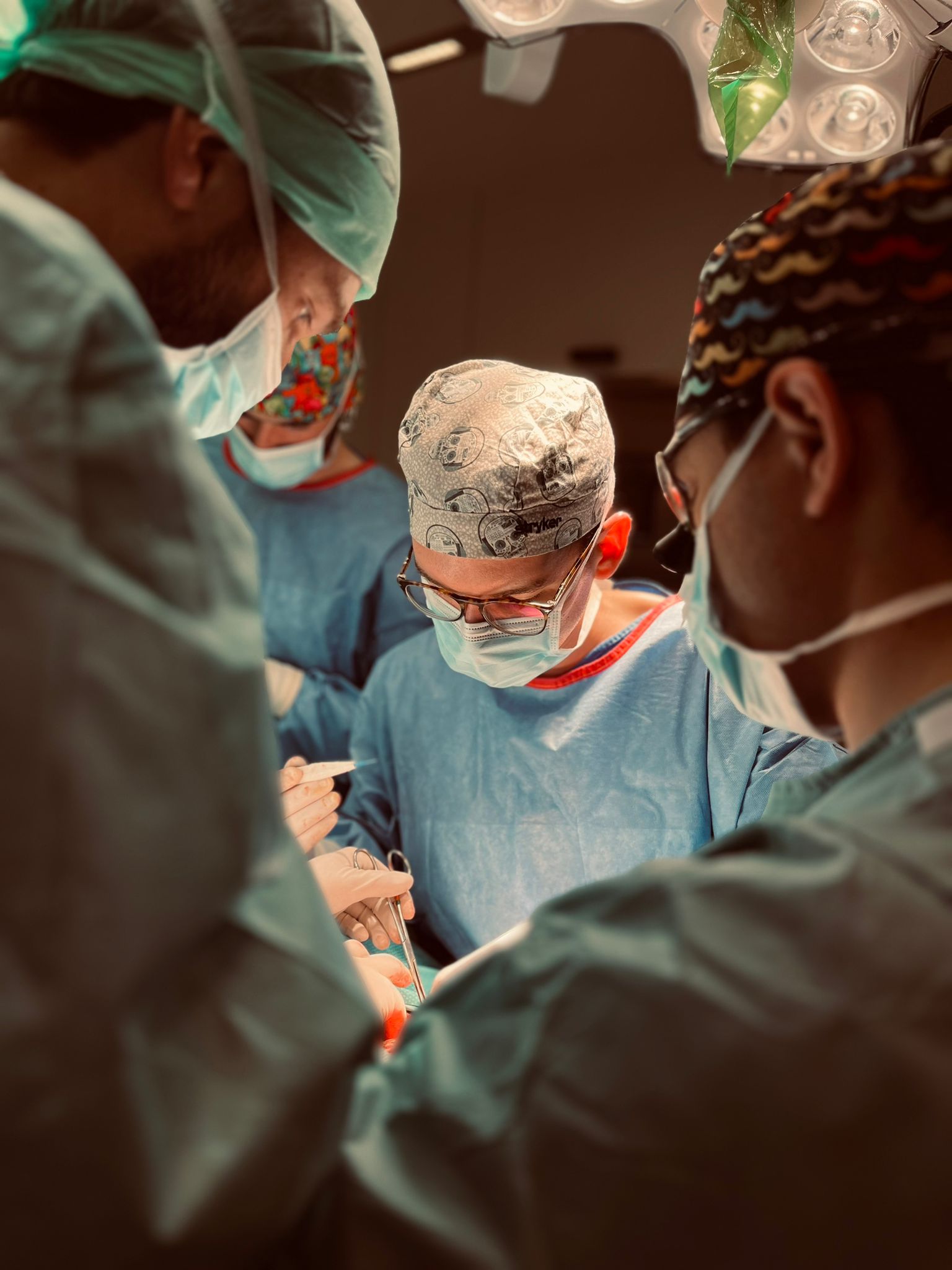 Dr. Pau Rofín performing surgery